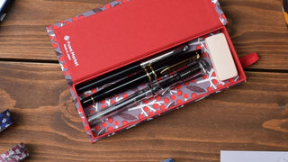 和紙の箱型ペンケースにペンを入れたところ