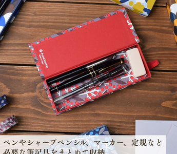 和紙の箱型ペンケースにペンを入れたところ
